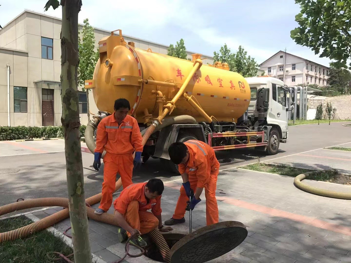 黟县管道疏通车停在窨井附近