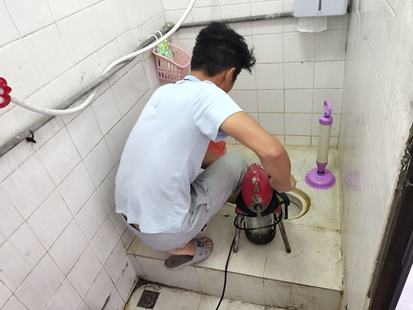 黟县管道堵塞冒臭气 专业师傅现场解决问题
